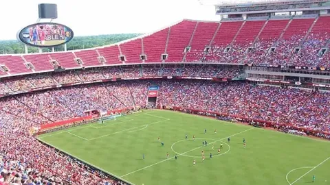 乔治娜工作风采呈现：妆容细致，全神贯注（图文）